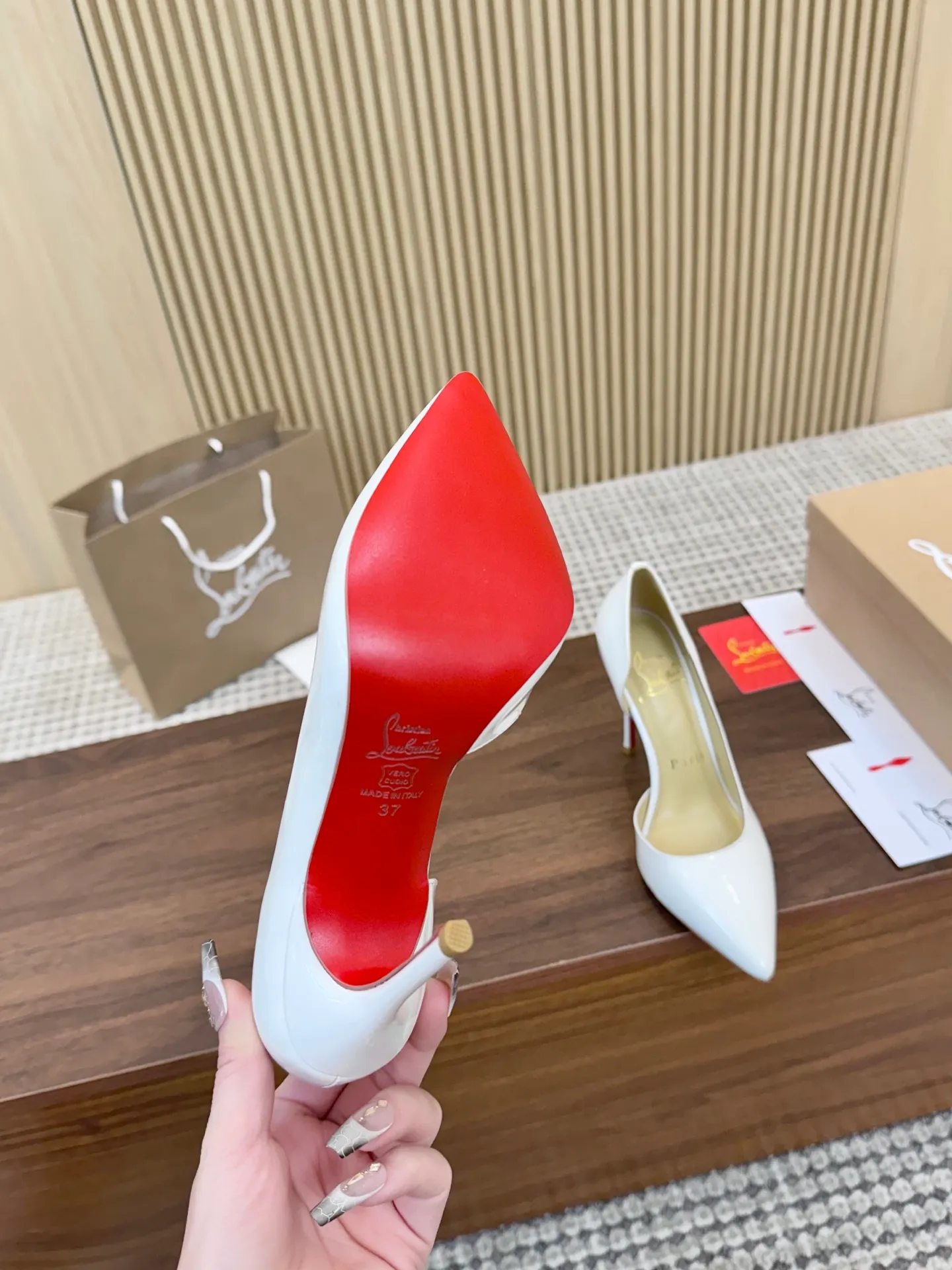 💕💕Factory direct selling price p440💕💕 Genuine leather sole +40 shipped all year round💝Christian Louboutin CL👠 "Imported cow patent leather💎Side hollow series" noble and luxurious, real blingbling👟👟 real materials, all customized by the pattern maker, and the materials are made of original customized materials to achieve the taste of the original 5 color options💍 Upper: Imported 👉cow patent leather💪 Lining: Sheepskin foot pad/lining Size: 34-40.41.42 Heel height: two options: 10.5cm and 8.5cm